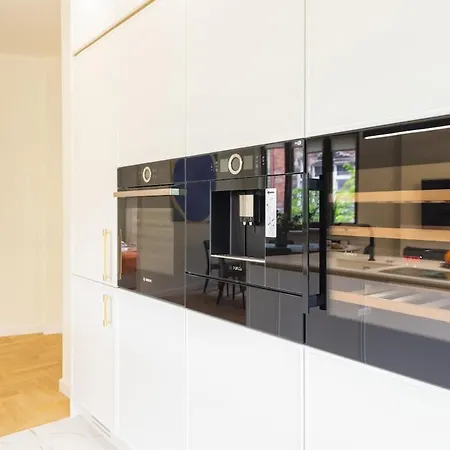 Golden Hour, 2 Bedroom, With Underground Parking アパート クラクフ