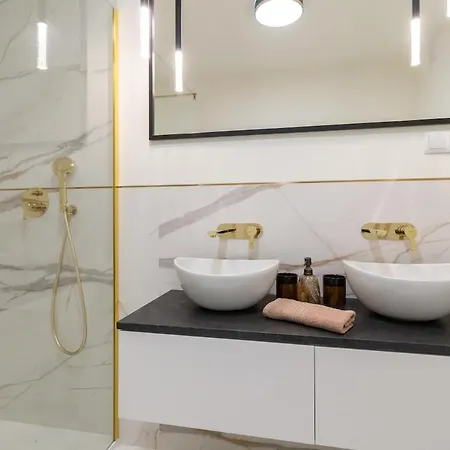 Golden Hour, 2 Bedroom, With Underground Parking アパート クラクフ