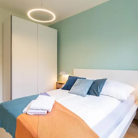 Golden Hour, 2 Bedroom, With Underground Parking * クラクフ