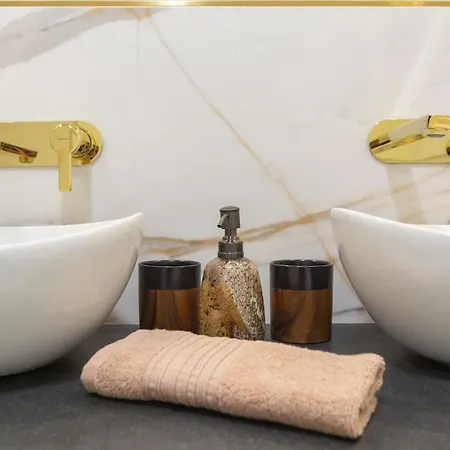 Golden Hour, 2 Bedroom, With Underground Parking Apartment