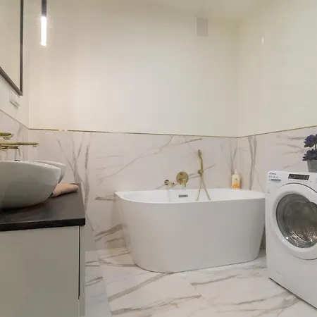 アパート Golden Hour, 2 Bedroom, With Underground Parking クラクフ