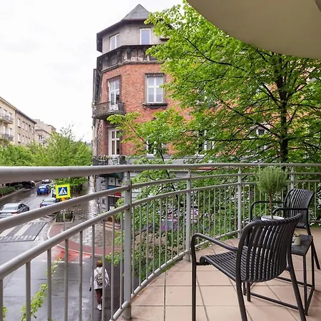 Golden Hour, 2 Bedroom, With Underground Parking アパート