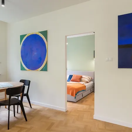 Golden Hour, 2 Bedroom, With Underground Parking Cracovie