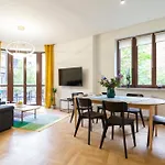Golden Hour, 2 Bedroom, With Underground Parking شقة